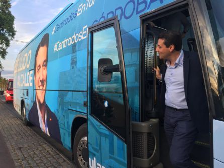 El alcaldable popular, José María Bellido, se apea de su autobús de campaña. El alcaldable popular, José María Bellido, se apea de su autobús de campaña.