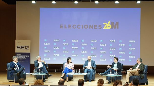 De izquierda a derecha, Javier Ceruti (Ciudadanos),José María Fuentes Pila (PRC),Gema Igual (PP), Fermín Mier director del debate, Pedro Casares (PSOE) y Miguel Saro (Unidas por Santander). De izquierda a derecha, Javier Ceruti (Ciudadanos),José María Fuentes Pila (PRC),Gema Igual (PP), Fermín Mier director del debate, Pedro Casares (PSOE) y Miguel Saro (Unidas por Santander).