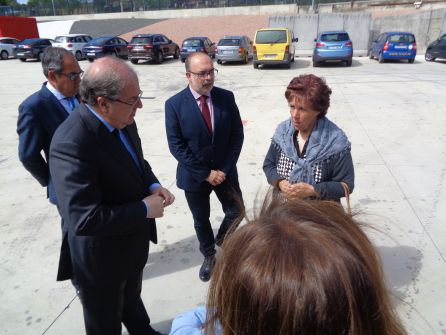 Herrera saluda a la alcaldesa de Anguix, María Teresa Arquero Herrera saluda a la alcaldesa de Anguix, María Teresa Arquero