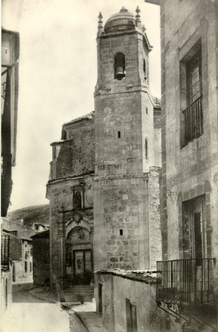 Calle e iglesia de San Pedro hacia 1959. Calle e iglesia de San Pedro hacia 1959.