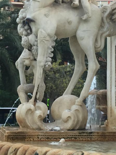 Una de las patas rotas a martillazos Una de las patas rotas a martillazos