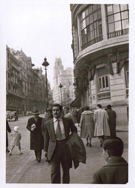 Antonio paseando por Madrid, en su etapa de estudios en la capital de España Antonio paseando por Madrid, en su etapa de estudios en la capital de España