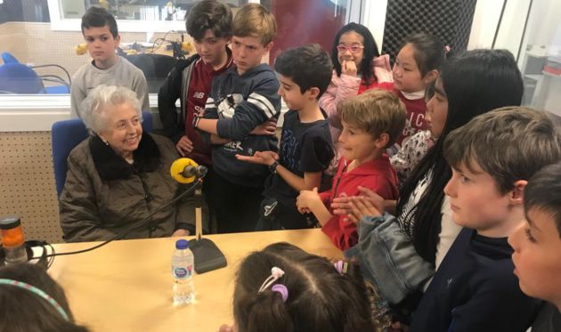 Dolores Cabezudo en los estudios de SER Ciudad Real con alumnos del colegio Perez Molina de Ciudad Real. Dolores Cabezudo en los estudios de SER Ciudad Real con alumnos del colegio Perez Molina de Ciudad Real.
