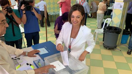 Isabel Ambrosio vota en el colegio Cruz de Juárez Isabel Ambrosio vota en el colegio Cruz de Juárez