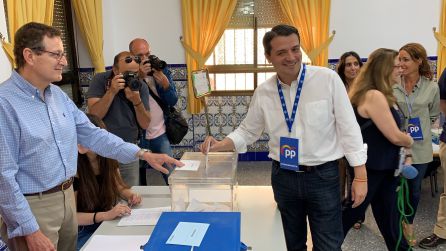 Jose María Bellido vota en La Salle Jose María Bellido vota en La Salle