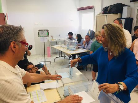 La candidata de C's, Isabel Albás, durante la mañana de votación La candidata de C's, Isabel Albás, durante la mañana de votación