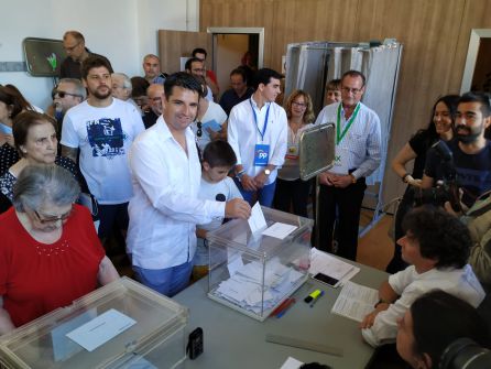 El candidato de Izquierda Unida, Pedro García, votando en el Centro Cívico Corredera El candidato de Izquierda Unida, Pedro García, votando en el Centro Cívico Corredera