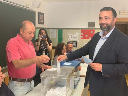 El candidato de Vox, Rafael Saco, introduce su voto en la urna El candidato de Vox, Rafael Saco, introduce su voto en la urna