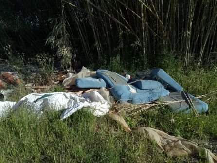Restos acumulados en las inmediaciones de la ladera del río Racons. Restos acumulados en las inmediaciones de la ladera del río Racons.