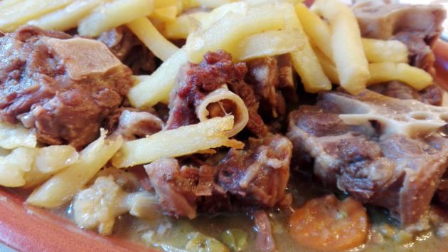 Ración de cola de toro con patatas Ración de cola de toro con patatas