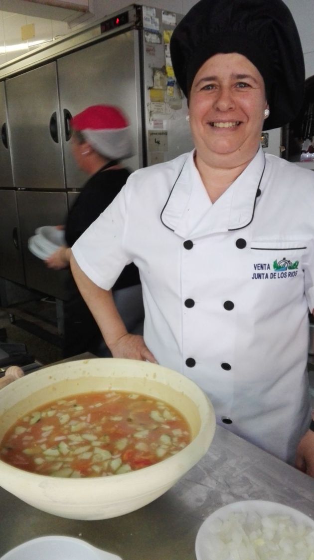 Juani Ramírez, con su gazpacho majado Juani Ramírez, con su gazpacho majado