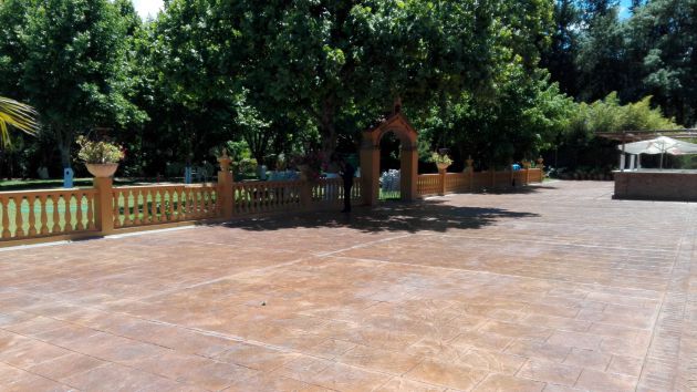 Amplia zona trasera de la venta, con la terraza y el jardín Amplia zona trasera de la venta, con la terraza y el jardín