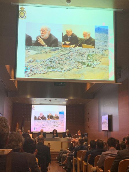 Francisco Herrera Triguero durante su discurso de ingreso, con la foto de Jódar de fondo Francisco Herrera Triguero durante su discurso de ingreso, con la foto de Jódar de fondo