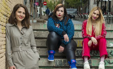 Manuela Burló (i), directora, y las actrices Marta Martín y Saida Benzal (d), reviven a las protagonistas del cortometraje 'Pipas'. Manuela Burló (i), directora, y las actrices Marta Martín y Saida Benzal (d), reviven a las protagonistas del cortometraje 'Pipas'.