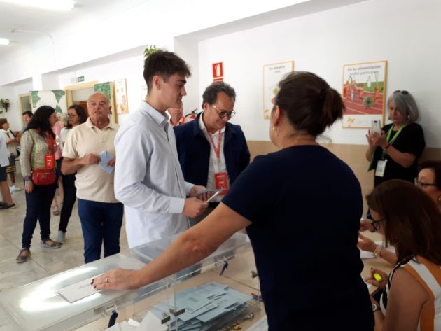 Paco Sanguino junto a su hijo en un colegio electoral Paco Sanguino junto a su hijo en un colegio electoral