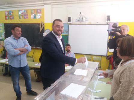 El candidato socialista a presidir el Principado Adrián Barbón vota en Laviana. El candidato socialista a presidir el Principado Adrián Barbón vota en Laviana.