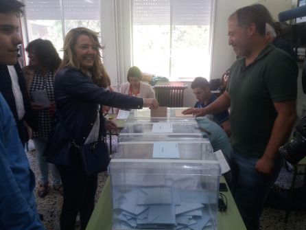 La candidata del PP a presidir el Principado, Teresa Mallada, ha ejercido su derecho al voto en Blimea La candidata del PP a presidir el Principado, Teresa Mallada, ha ejercido su derecho al voto en Blimea