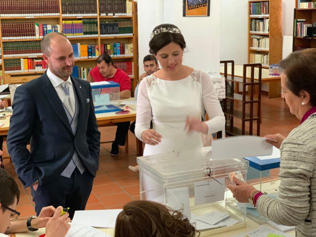 Ricardo Moreno y Elena Sánchez, votando en Dos Torres al salir de la barra libre de su boda. Ricardo Moreno y Elena Sánchez, votando en Dos Torres al salir de la barra libre de su boda.