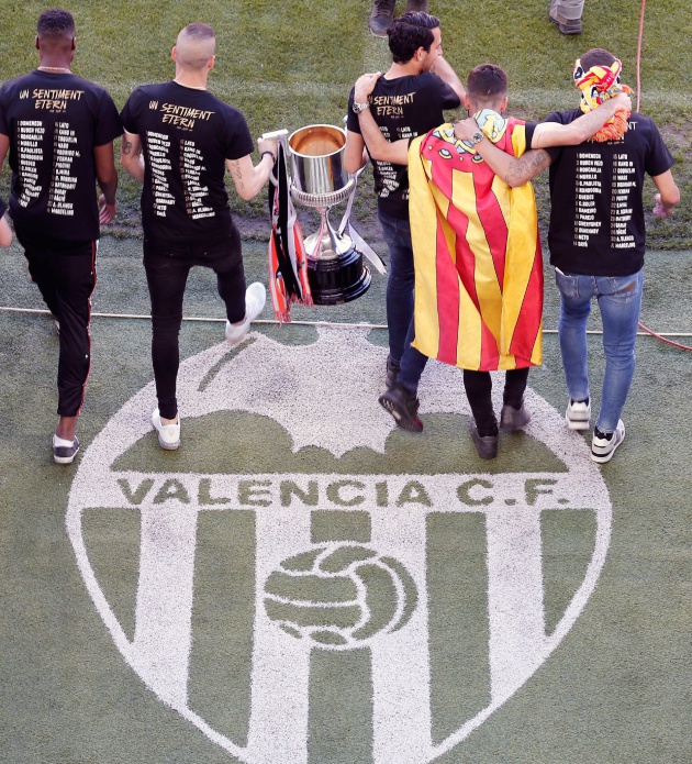 Los jugadores del Valencia CF en el estadio de Mestalla donde miles de aficionados festejan el título de Copa del Rey Los jugadores del Valencia CF en el estadio de Mestalla donde miles de aficionados festejan el título de Copa del Rey