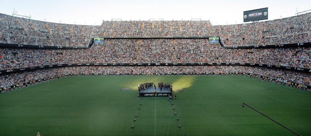 Los jugadores del Valencia CF en el estadio de Mestalla donde miles de aficionados festejan el título de Copa Los jugadores del Valencia CF en el estadio de Mestalla donde miles de aficionados festejan el título de Copa