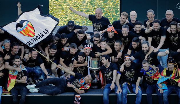 Los jugadores del Valencia CF en el estadio de Mestalla donde miles de aficionados festejan el título de Copa del Rey Los jugadores del Valencia CF en el estadio de Mestalla donde miles de aficionados festejan el título de Copa del Rey