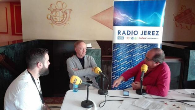 José Carlos Capel, crítico gastronómico de El País, entre Eugenio Camacho y el cocinero de Bonamb, Pau García Mas José Carlos Capel, crítico gastronómico de El País, entre Eugenio Camacho y el cocinero de Bonamb, Pau García Mas