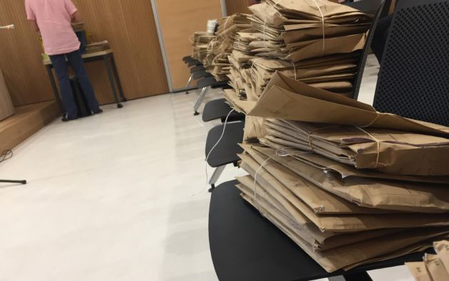 Sobres de las distintas mesas electorales, preparados para su revisión. Sobres de las distintas mesas electorales, preparados para su revisión.