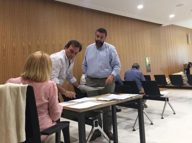 Rafael Saco, de Vox (de pie), en la reunión de la Junta Electoral. Rafael Saco, de Vox (de pie), en la reunión de la Junta Electoral.