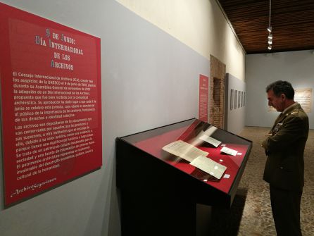 El subteniente Enrique Gallego comisario de la muestra ante uno de los expositores El subteniente Enrique Gallego comisario de la muestra ante uno de los expositores