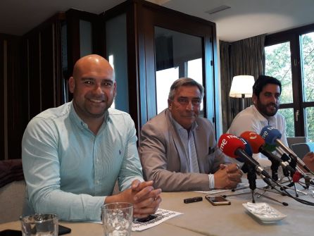 Álvaro Muñiz junto al secretario general, Jesús Martínez Salvador y el edil electo, Rubén Hidalgo Álvaro Muñiz junto al secretario general, Jesús Martínez Salvador y el edil electo, Rubén Hidalgo