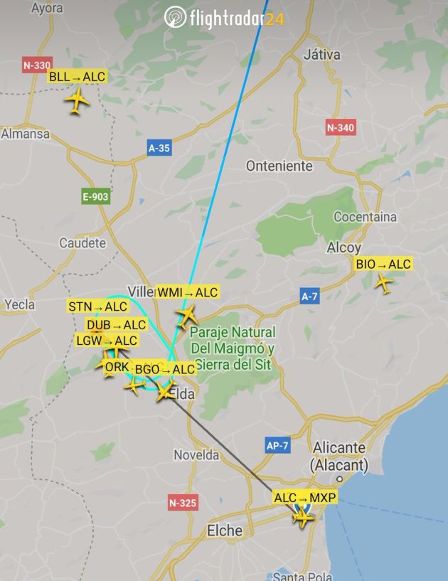 El accidente de una avioneta en el aeropuerto Alicante-Elche obliga a desviar quince vuelos El accidente de una avioneta en el aeropuerto Alicante-Elche obliga a desviar quince vuelos
