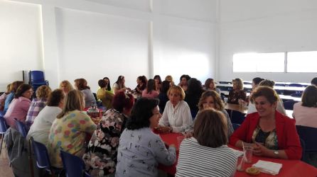 Mujeres asistentes a la comida de convivencia Mujeres asistentes a la comida de convivencia