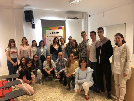 Foto de familia con alumnas, alumnos, monitor, técnica, profesora y concejala Foto de familia con alumnas, alumnos, monitor, técnica, profesora y concejala