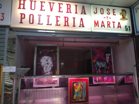 Estas obras de Antonella Trovarelli cuelgan de una antigua huevería como colgaban algunos trozos de animales en una vida anterior. Para montar su pieza, la artista incluyó tubos flourescentes típicos de las carnicerías, que sirven para resaltar colores rojos de la res, y así hacer brillar los tonos brillantes de sus cuadros. Estas obras de Antonella Trovarelli cuelgan de una antigua huevería como colgaban algunos trozos de animales en una vida anterior. Para montar su pieza, la artista incluyó tubos flourescentes típicos de las carnicerías, que sirven para resaltar colores rojos de la res, y así hacer brillar los tonos brillantes de sus cuadros.