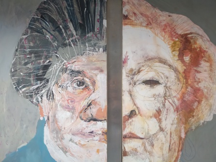 La obra de Eulogia Merle se llama Abuela. Son dos grandes cuadros pintados por ella con el rostro de sus dos abuelas: "La señora que trabajó en la casa de mi abuela que venía del campo, que no sabía leer ni escribir... y mi abuela. Para mí entre las dos abarcan todo el espectro de lo femenino de esa época". La obra de Eulogia Merle se llama Abuela. Son dos grandes cuadros pintados por ella con el rostro de sus dos abuelas: "La señora que trabajó en la casa de mi abuela que venía del campo, que no sabía leer ni escribir... y mi abuela. Para mí entre las dos abarcan todo el espectro de lo femenino de esa época".