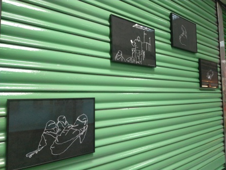 La obra de la artistas son dibujos de la frontera de Melilla colocados en la persiana de una frutería que hace tiempo cerró para siempre. Fotografías que no han podido ser y que se han convertido en trazos para retratar lo que sucede en ese muro. La obra de la artistas son dibujos de la frontera de Melilla colocados en la persiana de una frutería que hace tiempo cerró para siempre. Fotografías que no han podido ser y que se han convertido en trazos para retratar lo que sucede en ese muro.