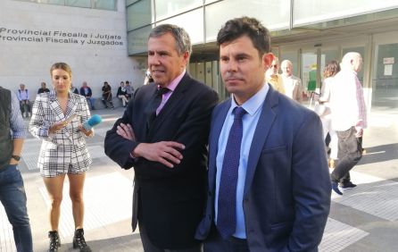 Javier Sánchez-Santos y su abogado a la llegada a la Ciudad de la Justicia Javier Sánchez-Santos y su abogado a la llegada a la Ciudad de la Justicia