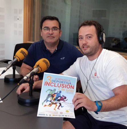 Eduardo Monedero, coordinador deportivo de la Fundación Esfera, (d) y Fernando Gracia, del Unión Leganés, durante un momento de la entrevista. Eduardo Monedero, coordinador deportivo de la Fundación Esfera, (d) y Fernando Gracia, del Unión Leganés, durante un momento de la entrevista.