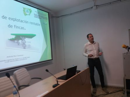 Momento de la charla de Antonio Ruz Momento de la charla de Antonio Ruz