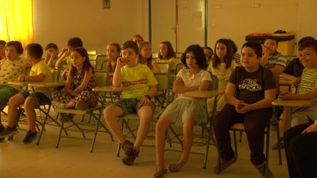Escolares muy interesados durante la charla Escolares muy interesados durante la charla