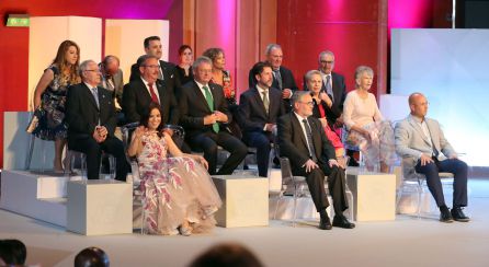 Los galardonados con la medalla de oro de Canarias y los Premios Canarias durante el acto institucional celebrado este jueves en Las Palmas de Gran Canaria. Los galardonados con la medalla de oro de Canarias y los Premios Canarias durante el acto institucional celebrado este jueves en Las Palmas de Gran Canaria.
