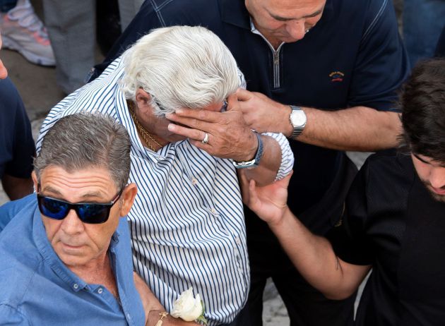 El padre del futbolista José Antonio Reyes, fallecido el sábado en un accidente de tráfico, es ayudado por familiares a la salida de la iglesia de Santa María de la Mesa de Utrera (Sevilla), su localidad natal, donde se ha oficiado una misa multitudinaria de córpore insepulto para despedir al jugador El padre del futbolista José Antonio Reyes, fallecido el sábado en un accidente de tráfico, es ayudado por familiares a la salida de la iglesia de Santa María de la Mesa de Utrera (Sevilla), su localidad natal, donde se ha oficiado una misa multitudinaria de córpore insepulto para despedir al jugador