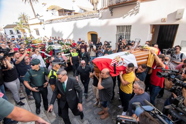 Los restos mortales del futbolista José Antonio Reyes, fallecido el sábado en un accidente de tráfico, a su llegada a la Iglesia de Santa María en Utrera, donde se ha celebrado la misa funeral. Los restos mortales del futbolista José Antonio Reyes, fallecido el sábado en un accidente de tráfico, a su llegada a la Iglesia de Santa María en Utrera, donde se ha celebrado la misa funeral.