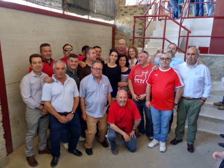 El personal de plaza, donó un sobre con aportaciones económicas a la AECC, ya que ellos por norma nunca compran entradas por ser trabajadores y técnicos del desarrollo de los festejos taurinos. En la imagen posan con la concejala de Festejos, Paqui Hidalgo y representantes de la asamblea local de la Asociación contra el Cáncer. El personal de plaza, donó un sobre con aportaciones económicas a la AECC, ya que ellos por norma nunca compran entradas por ser trabajadores y técnicos del desarrollo de los festejos taurinos. En la imagen posan con la concejala de Festejos, Paqui Hidalgo y representantes de la asamblea local de la Asociación contra el Cáncer.
