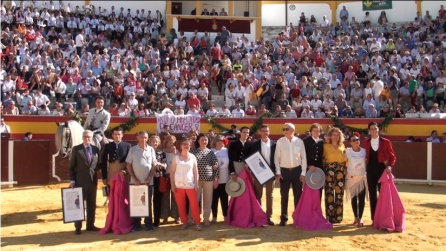 Autoridades y organizadores de la Asociación Contra el Cáncer, posan junto a los toreros ante el público asistente y el palco presidencial. El responsable en este festejo de la presidencia fue Baltasar Bueno, asesorado por Antonio Moya. Autoridades y organizadores de la Asociación Contra el Cáncer, posan junto a los toreros ante el público asistente y el palco presidencial. El responsable en este festejo de la presidencia fue Baltasar Bueno, asesorado por Antonio Moya.