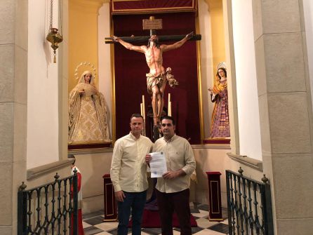 Pedro Sánchez Alvarez, Hermano Mayor de la Expiración, a la derecha, y Jesús Mª Martínez Risquez, Presidente de la Banda Santa Cecilia, muestran el contrato ante el Cristo de la Expiración. Pedro Sánchez Alvarez, Hermano Mayor de la Expiración, a la derecha, y Jesús Mª Martínez Risquez, Presidente de la Banda Santa Cecilia, muestran el contrato ante el Cristo de la Expiración.