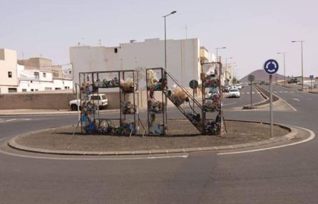 Intervención del artista José Goñi, estructura llena de basura en la rotonda de Altavista. Intervención del artista José Goñi, estructura llena de basura en la rotonda de Altavista.