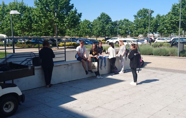 Un grupo de estudiantes después del primer examen Un grupo de estudiantes después del primer examen