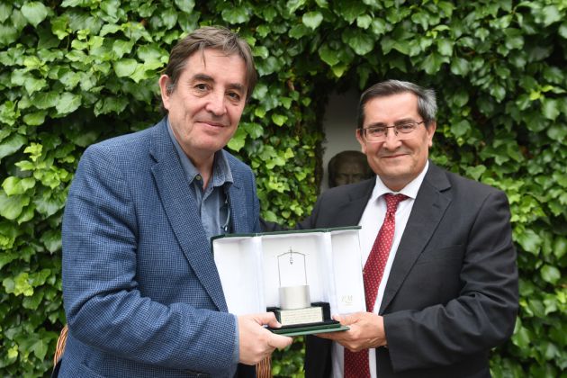 El presidente de la Diputación de Granada y del Patronato Federico García Lorca, José Entrena, entrega el Pozo de Plata en el 121 aniversario del nacimiento de Federico en el patio de su casa natal en Fuente Vaqueros (Granada) el poeta Luis García Montero El presidente de la Diputación de Granada y del Patronato Federico García Lorca, José Entrena, entrega el Pozo de Plata en el 121 aniversario del nacimiento de Federico en el patio de su casa natal en Fuente Vaqueros (Granada) el poeta Luis García Montero