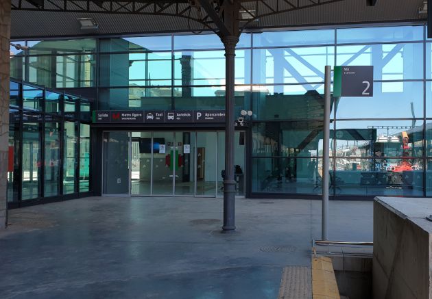 Nueva terminal de pasajeros de la estación de tren de Granada realizada con motivo de la llegada del AVE Nueva terminal de pasajeros de la estación de tren de Granada realizada con motivo de la llegada del AVE